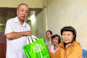 市华人抗战传统俱乐部主任孙盛强向会员赠送礼物。