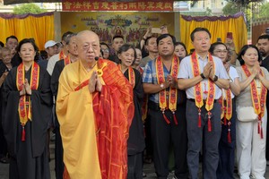 草堂禅寺住持释了明法师主持法会，义安会馆理事会成员、乡亲及各方善信虔诚参与。