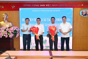 党中央宣教部第三地方司副司长范贵仲和市委宣教处副主任曾友峰向获奖作者、作者团队赠花祝贺。