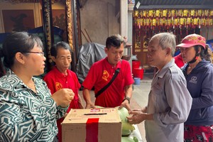 义安会馆向贫困者派发大米。