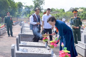 政府副总理范氏清茶在阿雷烈士陵园缅怀英雄烈士。