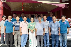 茶园护国观音庙理监事成员及工作人员准备向贫困人士派发大米。