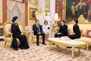 附图：党中央总书记、国家主席苏林及夫人吴芳璃会见泰国国王玛哈·哇集拉隆功与王后。图自越通社