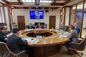 越南科学技术翰林院院长陈鸿泰与俄罗斯国家原子能公司代表举行工作会谈。图自越通社