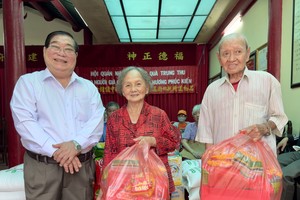 二府会馆理事长彭伟强向高龄乡亲赠送中秋礼品。VD摄