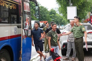 胡志明市公安厅与有关职能单位配合，接收被美国遣返的越南公民。