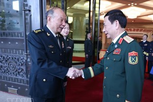 党中央政治局委员、政府副总理、国防部长潘文江大将会见中共中央军事委员会副主席张升民上将。图自越通社
