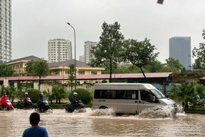 9月17日清晨，河内素友街一段路面积水。图片：芳翠
