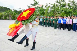 在昆岛特区杭阳陵园敬献鲜花。