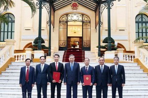 党中央总书记、国家主席苏林向两名越南驻外大使颁发任命决定 图自越通社
