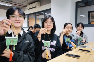 同学们开心地展示各自独一无二的“文郎版”后母戊鼎作品。