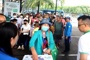 乘客在胡志明市滨城坊西贡巴士车站参加抽奖。国雄摄