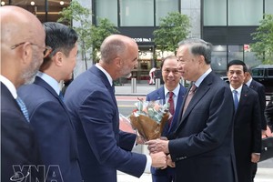 党中央总书记、国家主席苏林造访辉瑞制药公司。图自越通社