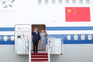 当地时间9月23日下午，中国国家主席习近平乘专机抵达华盛顿，应美国总统特朗普邀请，对美国进行国事访问。习近平和夫人彭丽媛抵达华盛顿安德鲁斯空军基地时，特朗普和夫人梅拉尼娅热情迎接。这是习近平和夫人彭丽媛步出舱门。新华社记者 刘彬 摄