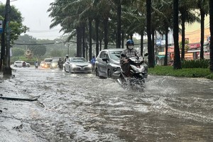 9月23日下午，胡志明市大雨导致平兴乡中山居民区9A街积水。国雄摄