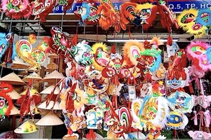 堤岸坊街头中秋花灯琳琅满目，吸引市民选购。