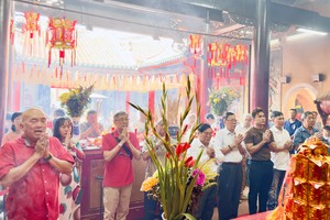 福建二府会馆理事会成员与顾问和乡亲参拜福德正神。