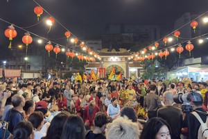 众多民众齐聚二府会馆，欣赏庆贺本头公宝诞活动。