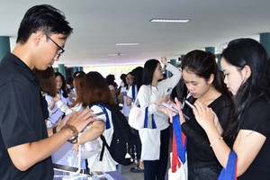 市银行大学迎接首届中文专业新生
