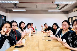 大学生动手制作“顺昌灌蛋”，体验传统饮食文化与非遗技艺。
