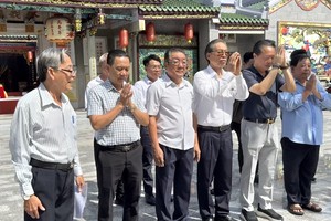 义安会馆理事及乡亲在橡义祠参加秋季祭祖。
