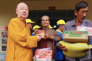 莲华寺住持释惟镇和尚向福成乡贫困者派发礼物。