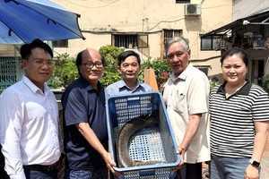 温陵会馆将分类后的鱼类捐给莲谭公园水宫妥善照养。图：丽株