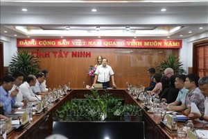 世界银行（WB）工作代表团与西宁省人委会就62号国道升级改造项目举行工作会谈。图：裴江/越通社