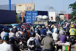 一号国道同奈桥前路段往胡志明市方向车流拥挤。富银摄