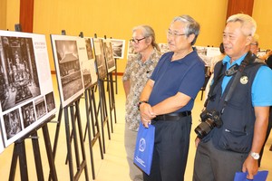 民众欣赏摄影作品，进一步了解胡志明市文化遗产。蔡芳摄