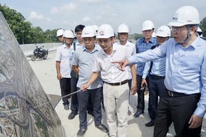 胡志明市市人委会副主席黄原营检查环市三路项目各标段施工进度。