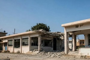 以色列在黎巴嫩一栋建筑内安置炸药。图片：ANADOLU