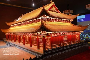 展览展示的敬天殿复原模型。图自越通社