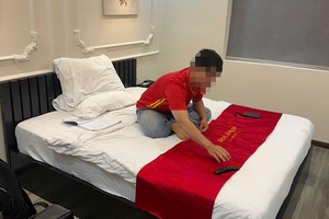 N.按诈骗团伙要求将自己关在酒店内。坚文摄