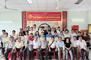 梁氏宗祠理监事会代表与优秀子弟合影。