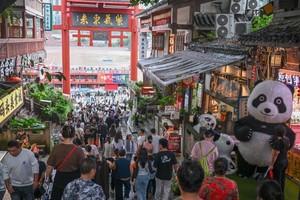 游客在中国重庆磁器口古镇参观游览。新华社记者