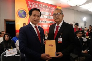 胡志明国家政治学院副院长黄福林向墨西哥众议院外交委员会主席佩德罗·瓦斯克斯·冈萨雷斯（Pedro Vázquez González）议员赠送《新时代中实现越南强盛的渴望》一书。图自越通社