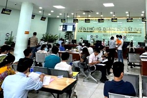民众前往胡志明市土地登记办公厅办理手续。