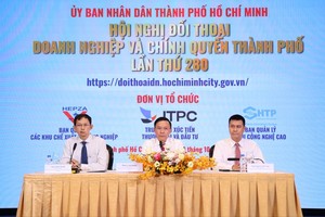 ITPC、HEPZA、SHTP领导听取企业意见并解答疑问。青蓉摄