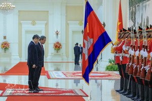 越南政府总理黎明兴与柬埔寨首相洪玛奈检阅柬军仪仗队。图自 越通社