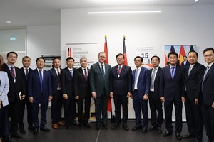胡志明市代表团与德国联邦议院副议长博多·拉梅洛举行工作会谈。图：秋姮