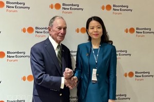 越南外交部副部长阮明姮与彭博社创始人迈克尔·布隆伯格。图自越通社