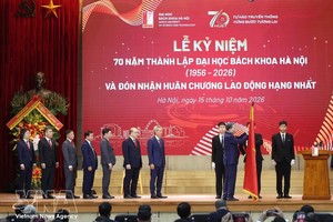 党中央总书记、国家主席苏林向河内理工大学授予一等劳动勋章。图自越通社