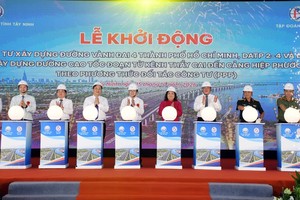 嘉宾举行项目启动仪式。