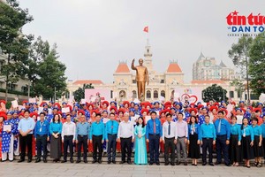 共青团市委向各对新人颁发结婚证。