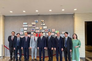 由越南党中央委员、中央机关党委常务副书记阮龙海率领的中央机关党委代表团与新加坡人民行动党（PAP）中央委员、国防部政务部长朱倍庆和新加坡国会议员李宏壮。图自越通社