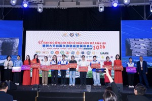 雒鸿大学向贫困大学生颁发奖助学金。
