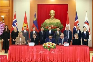 党中央总书记、国家主席苏林与各位代表共同见证越南—欧洲自由贸易联盟自由贸易协定（VEFTA）签署仪式。图自越通社／统一摄