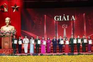 党中央政治局委员、中央书记处常务书记、中央第35号指委会主任陈锦秀，党中央政治局委员、中央书记处书记、中央祖国阵线及各群众团体党委书记、越南祖国阵线中央委员会主席裴氏明怀向一等奖获得者颁奖。图：越通社