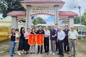 台商代表团一行在同奈定馆越华民立华文学校门前合影留念。